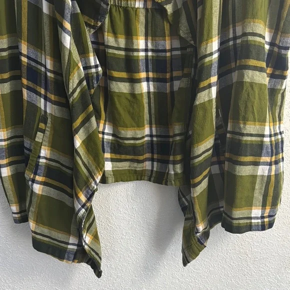 ❗️SOLD❗️Cato Green and Blue Plaid Sleeveless Blouse - Picture 4 of 5